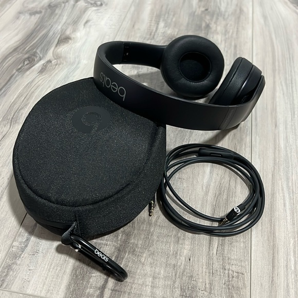 Beats by Dr. Dre solo3 wireless headphones. Comes with case and charger. - Picture 1 of 5